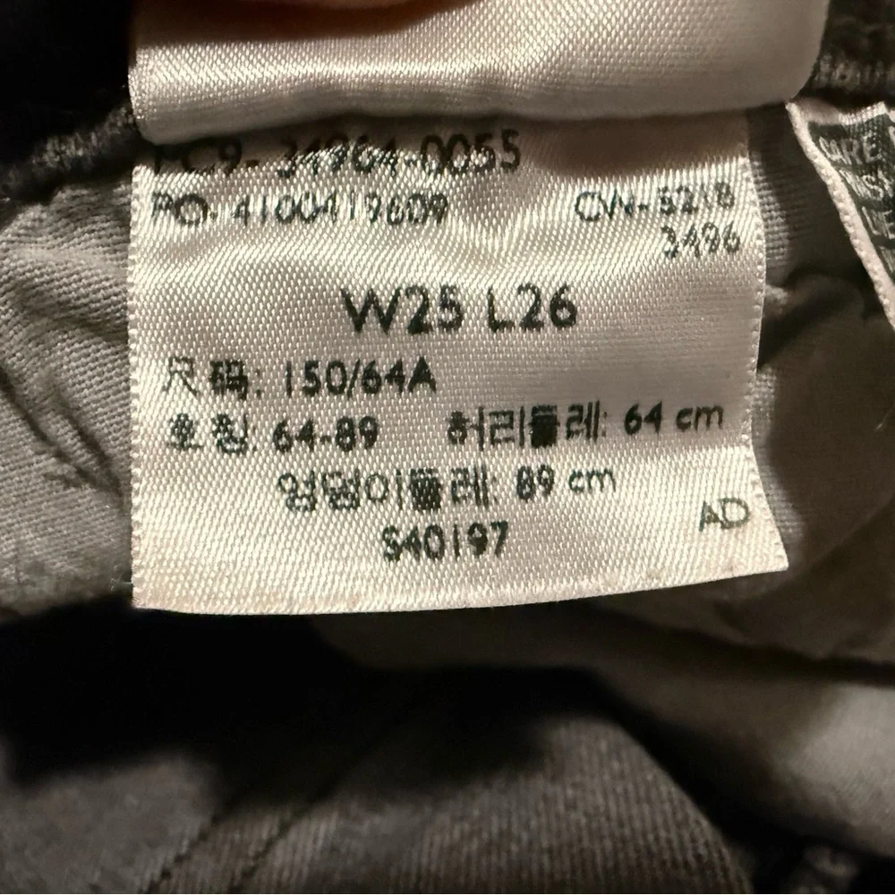 Levi's Women's Wedgie Black Straight Leg Denim, lightly distressed. W25xL26. - Picture 10 of 11